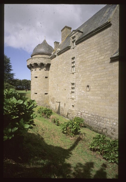 Brélès. - Château de Kergroadès : façade, tour d'angle, ouest.