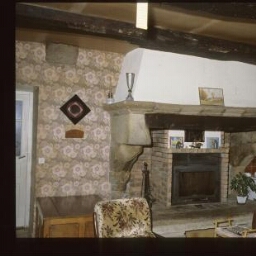 Pléboulle. - Manoir de La Motte Colas : intérieur, cheminée.