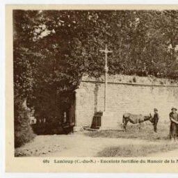 Lanloup (C.-du-N.) - Enceinte fortifiée du Manoir de la Noë-Verte (XVḞ et XVIḞ siècle)