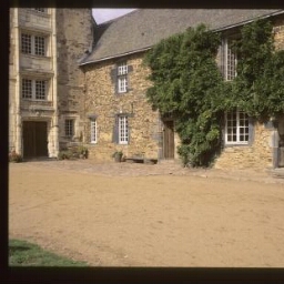 La Chapelle-Glain. - Château de La Motte Glain : manoir, château, cour.