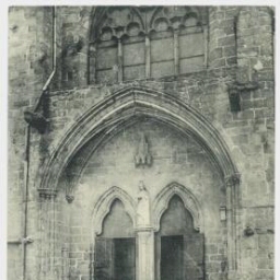 GUINGAMP. - Eglise de Notre-Dame de Bon-Secours - Portail de Ste-Jeanne restauré au XVIIIḞ siècle