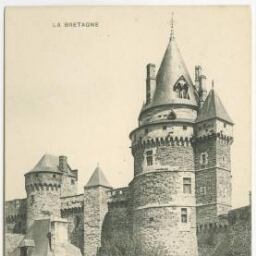 Ille-et-Vilaine - Vitré, le château, tour St Laurent et de l'argenterie vus de la place StYves.