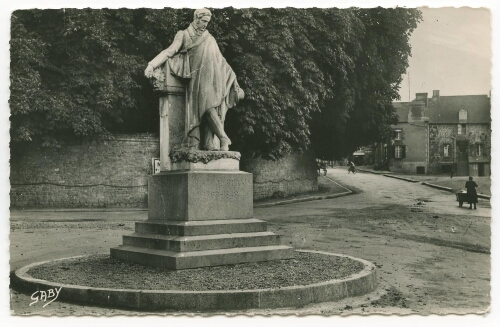 COMBOURG (I.-et-V.) - Statue de Chateaubriand (Oeuvre d'Alphonse Terroir, Grand Prix de Rome).