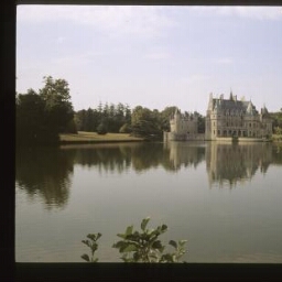 Muzillac. - Château La Bretesche : château, enceinte, étang.