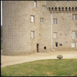 Sibiril. - Château de Kerouzéré : façade ouest.