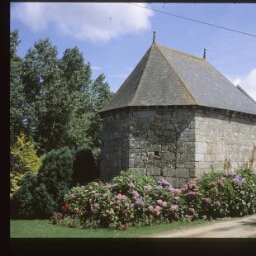 Prat. - Manoir de Coadélan : extérieur, chapelle.