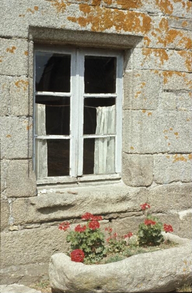 Trégunc. - Manoir de Kermadoué : maison, manoir, fenêtre.