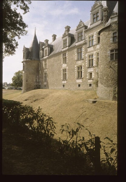 Châteaubriant. - Château : enceinte, douves sèches.