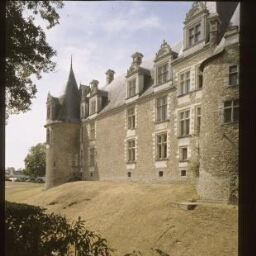 Châteaubriant. - Château : enceinte, douves sèches.
