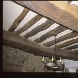 Prat. - Manoir de Coadélan : intérieur, salle basse, plafond.
