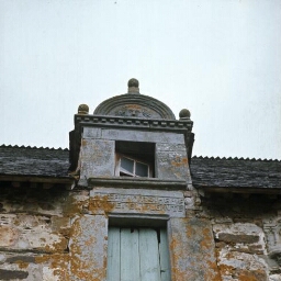 Saint-Aignan. - Lezquilly : maison, vieux presbytère (1788), fenêtre, lucarne.