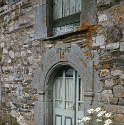 Saint-Aignan. - Lezquilly : maison, vieux presbytère (1788), porte.