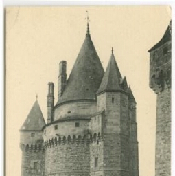 Vitré (Ille-et-Vilaine). le château. La tour d'angle (côté sud) (Tour St Laurent).