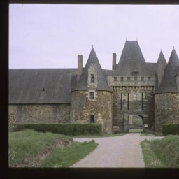 La Chapelle-Glain. - Château de La Motte Glain : château, châtelet.