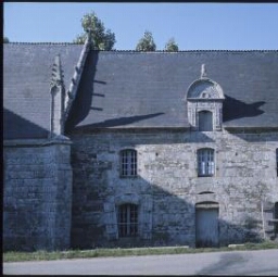 Pluméliau. - Saint-Nicodème : chapelle, maison de chapelain.