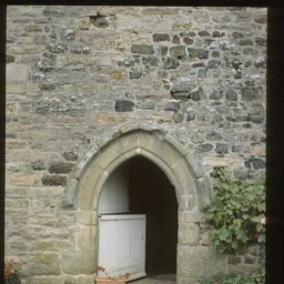 Saint-Alban. - Manoir de La Grande Goublaie : château, façade, porte.