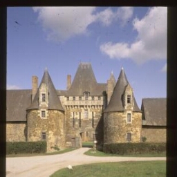 La Chapelle-Glain. - Château de La Motte Glain : manoir, château, châtelet, logis-porche.