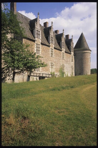 La Chapelle-Glain. - Château de La Motte Glain : château, façade ouest, tour.