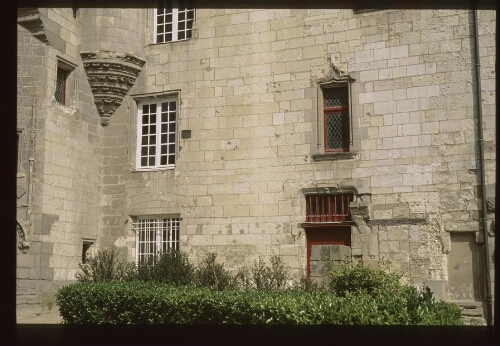 Nantes. - Manoir de La Psallette : tourelle, fenêtres, corbeaux, façade.