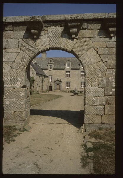 Lannilis. - Kerouartz : château, cour, portail.
