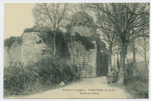 Les Ruines de Tonquédec (Côtes-du-Nord). - L'arrivée.