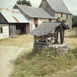 Saint-M'Hervé. - La Gestinière : maison, manoir, puits.