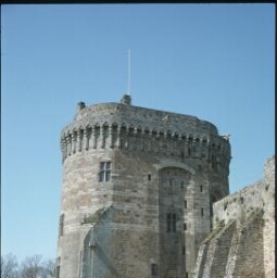 Dinan. - Château : château fort, remparts.