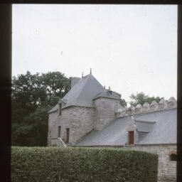 Erquy. - Château de Bienassis : château, communs, pavillon.