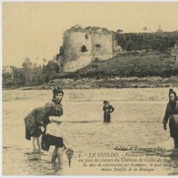 LE GUILDO. Pêcheurs dans l'Arguenon au pied des ruines du Château de Gilles de Bretagne.
