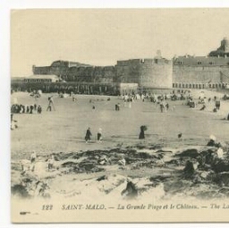 SAINT-MALO -La grande plage et le château. The large beach and the castle.