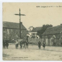 Langon (I.-et-V.) - Le Bas du Bourg - La Chapelle et le Calvaire.