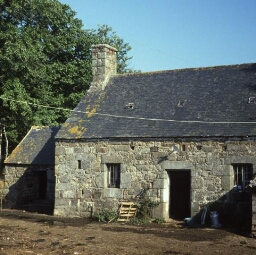 Ploubezre. - Kerfons : maison près de la chapelle, kuz gwele (1831).