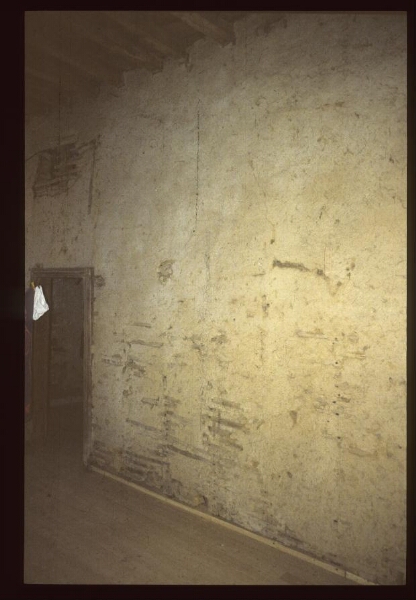 Plumaugat. - La Gaudesière, manoir : intérieur, salle haute, cloison 18e siècle.