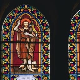 Verrière de saint Jean-Baptiste et saint Louis de l'église Saint-Pierre