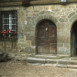 Melesse. - Les Quenouillères : maison, portes, pierre de taille.