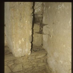 Plumaugat. - La Gaudesière, manoir : intérieur, salle haute, latrine.