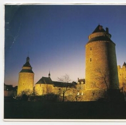 Le Château (XIIe-XVe-XVIIIe siècles) éclairé, Vue générale.