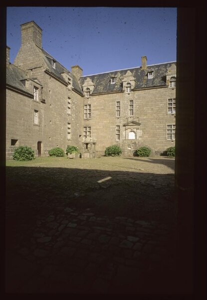 Brélès. - Château de Kergroadès : façade, cour.