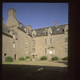 Brélès. - Château de Kergroadès : façade, cour.