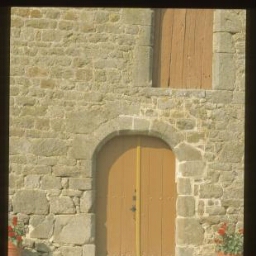 Saint-Symphorien. - Le Téhel, manoir : façade, détails, porte.