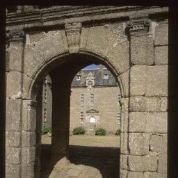 Brélès. - Château de Kergroadès : porche, portail, cour.