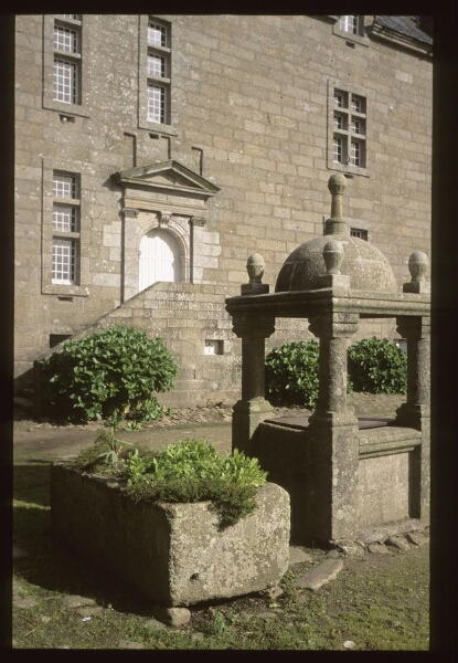 Brélès. - Château de Kergroadès : puits, auge, façade.