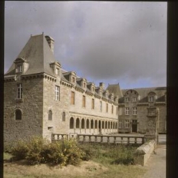 Saint-Brice-en-Coglès. - Château du Rocher Portail : galerie.