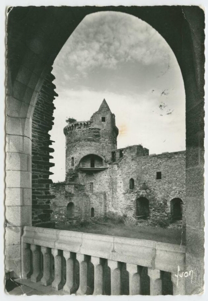 Vitré (I.et-V.) - Le Château, tour de la Magdeleine