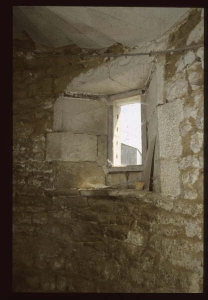 Plumaugat. - La Gaudesière, manoir : intérieur, salle haute, fenêtre, coussiège, détail.