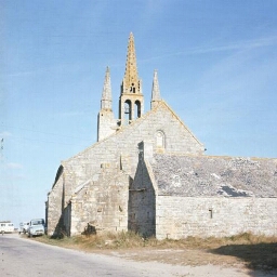 Saint-Jean-Trolimon. - Tronoën : maison, dépendances, maison de chapelain, chapelle.
