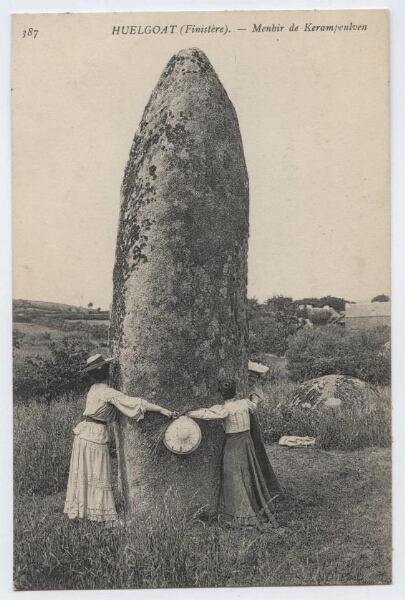 HUELGOAT (Finistère). - Menhir de Kérampeulven