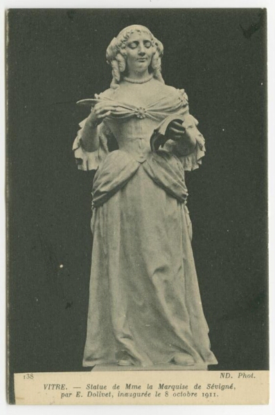 Vitré.- Statue de Mme la Marquise de Sévigné