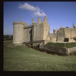 Sarzeau. - Château de Suscinio : château, enceinte ouest, douvres.