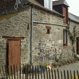 Saint-Aaron. - La Caillibotière, manoir : extérieur, logis-porche.